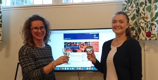 Språkstudions webbredaktörer Christine och Olivia firar lanseringen av Språkstudions nya webbplats. Foto: Maria Mützell
